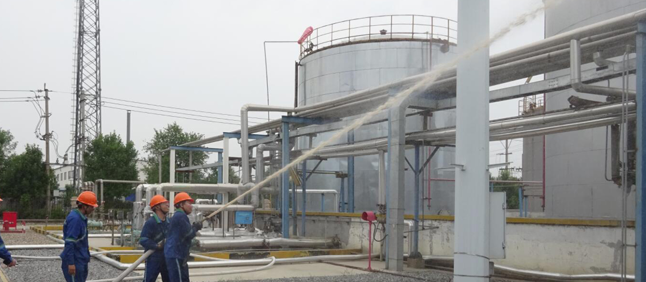 新源公司組織成品罐區(qū)物料泄漏火災(zāi)、爆炸事故專項應(yīng)急演練